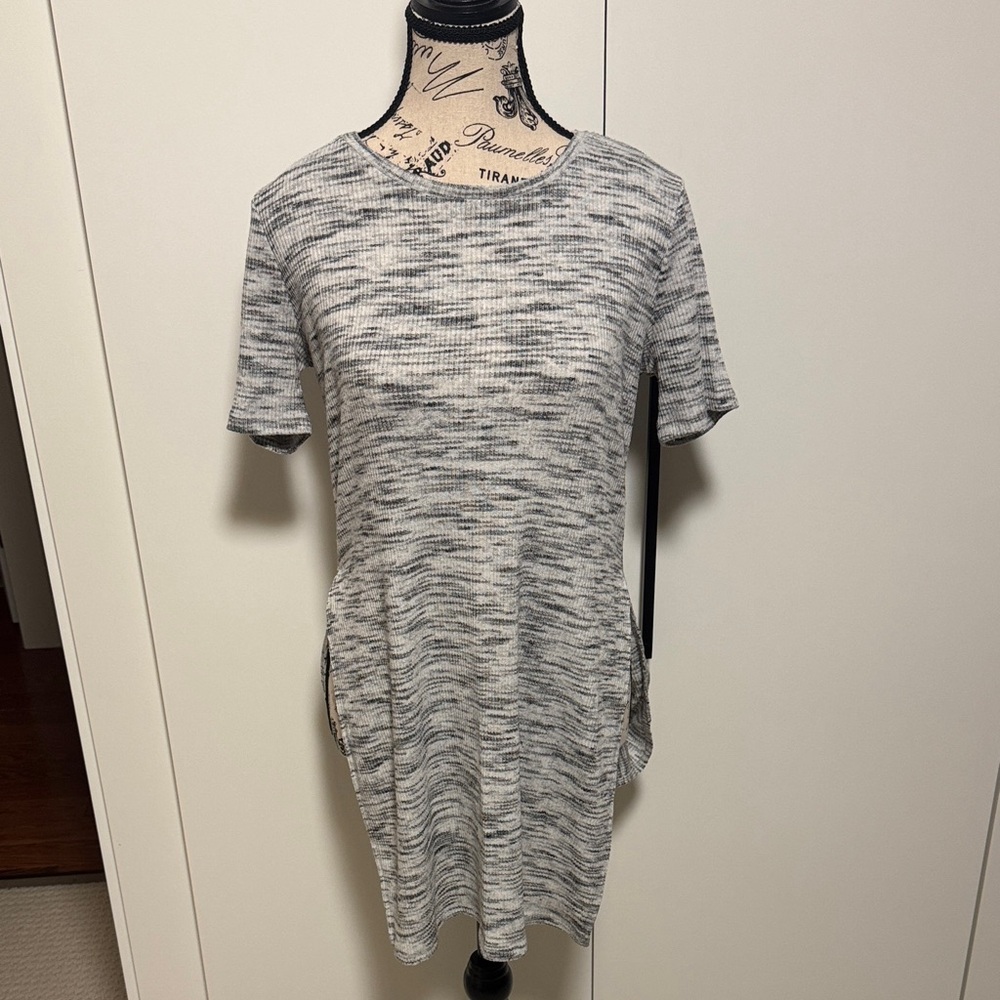 Dynamite Gray Marled Short Sleeve Knit Tee